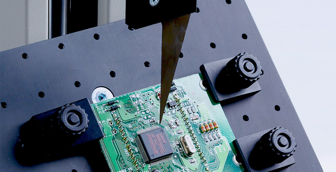 Banco di prova motorizzato per misurare la resistenza al taglio dei componenti elettronici